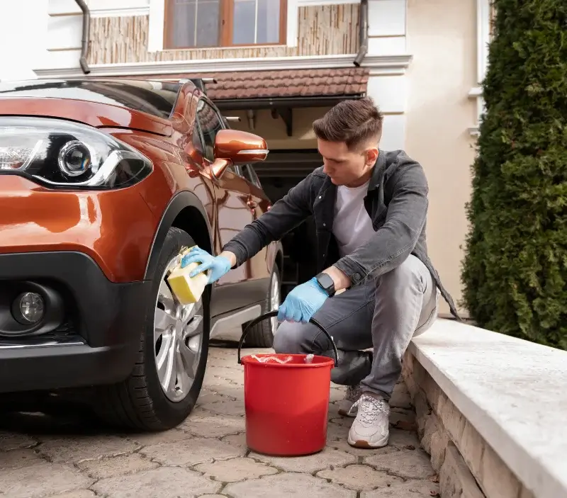Lavage auto à domicile Sorges et Ligueux en Périgord : professionnel intervenant sur un véhicule
